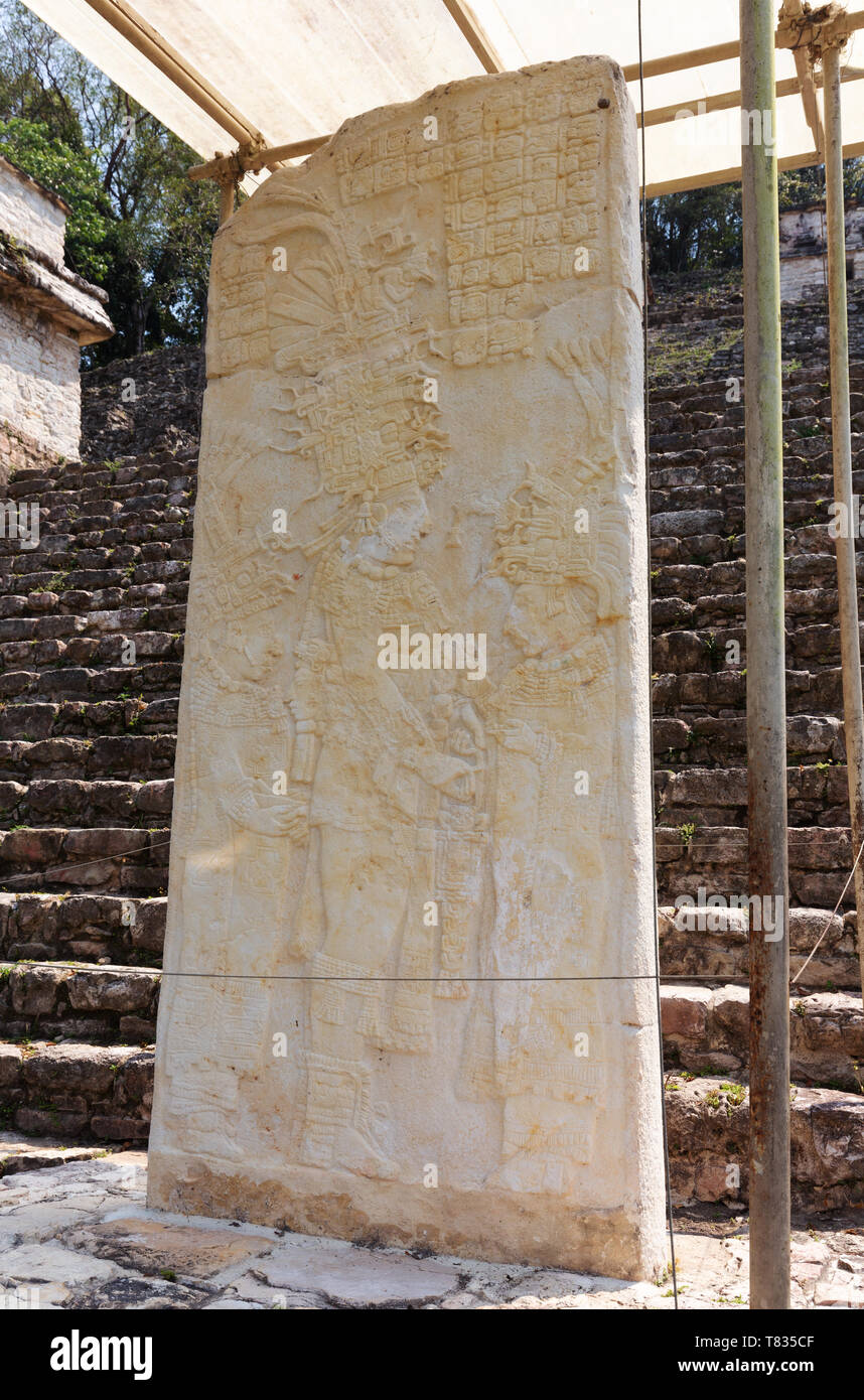 Die Mayas - eine geschnitzte Standing Stone, Stela 2, Bonampak alten Maya Ort, Bonampak, Yucatan, Mexiko Lateinamerika Ruine Stockfoto