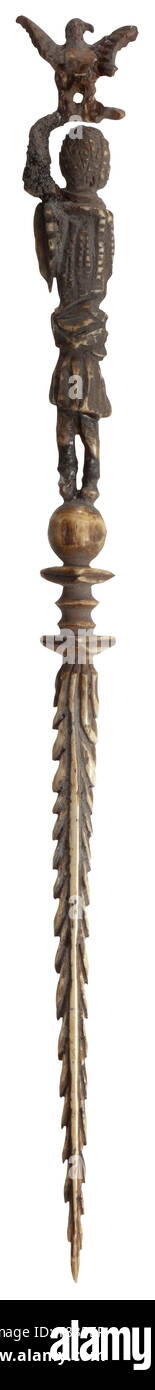Eine römische Knochen pen 3./4. Jahrhundert n. Fein geschnitzt aus Knochen hergestellt, die obere Hälfte geformt wie ein Adler aquilifer (Inhaber). Die Figur des Eagle Träger mit mehreren Reparaturen und Austausch von Teilen. Höhe 21 cm. Enthält eine einfache Bronze pen. Die aquilifer, Träger der Legionär Adler, war der höchste Standard Träger einer Legion. Der Legionär Adler war jedoch weniger als ein Standard von taktischer Bedeutung, sondern vielmehr die wichtigsten Kennzeichen einer Legion. Provenienz: Süddeutschen Privatsammlung, Additional-Rights - Clearance-Info - Not-Available Stockfoto