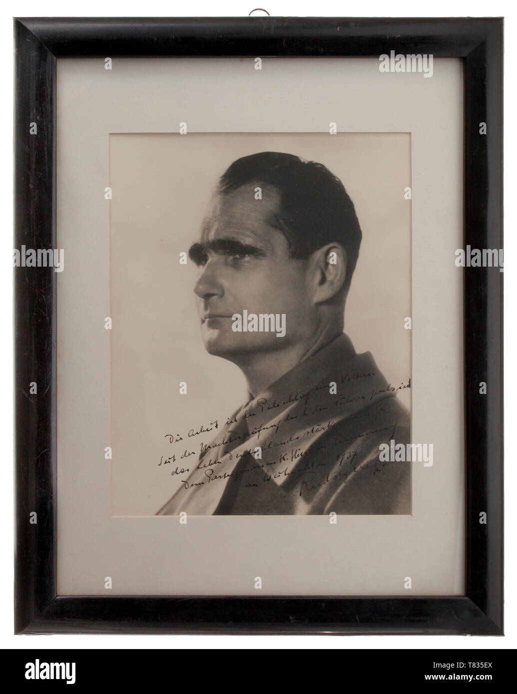 Rudolf Hess - ein Porträt mit Hingabe zu Reich Arbeitsmarkt Service Leader Konstantin Hierl gerahmtes Bild mit Hingabe in schwarzer Tinte 'Die Arbeit ist der Paukenschlag des Volkes. Seit der Machtergreifung durch den Führer pulsiert das Leben Deutschlands stärker denn je. Dm Parteigenossen K. Hierl in Erinnerung ein Weihnachten 1937 Rudolf Hess' ('Arbeit ist die drumbeat eines Volkes. Seit der Übernahme durch das Leben des Führers Deutschland Impulse stärker als je zuvor. Zur Partei Genosse K. Hierl in Erinnerung an Weihnachten 1937 von Rudolf Hess). Gerahmte Abmessungen 47 x 36,5 cm. historischen, historischen, Editorial-Use - Nur Stockfoto