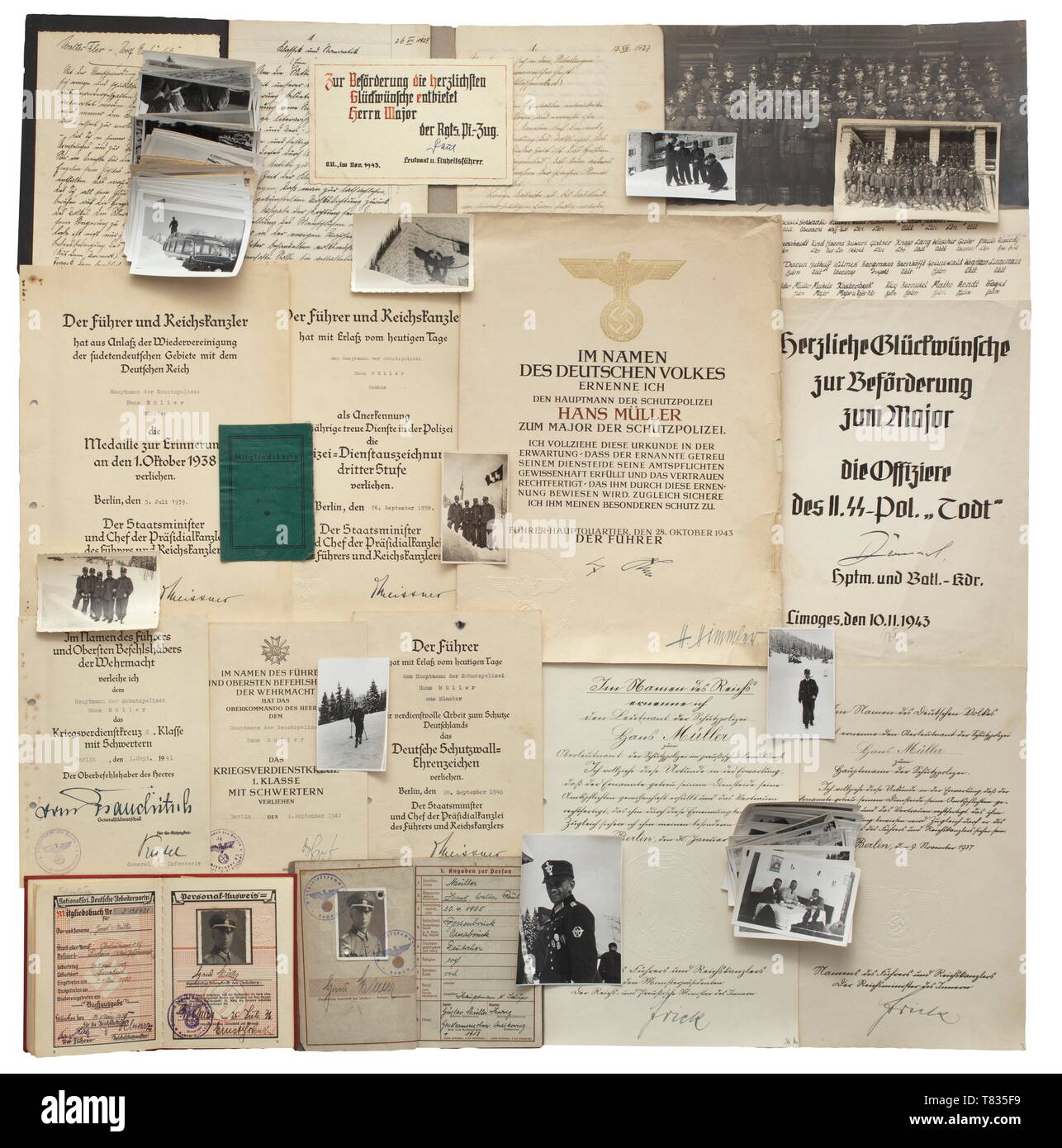 Eine Gruppierung von Major Hans Müller-SS Polizei Regiment "Todt" umfangreiche Dokumentation und Auszeichnung Dokument Gruppe von einem hoch dekorierten Offizier in der Schutzpolizei. Auszeichnung Dokumente für den Krieg Verdienst Kreuz 1. und 2.Klasse mit Schwertern, 1941 bzw. 1942 erteilt, eine mit original Keitel Signatur. Auch ein großes Format termin Dokument zu den wichtigsten mit Original Unterschrift von Heinrich Himmler am 28. Oktober 1943 ausgestellt sowie ein Schreiben in Bezug auf seinen Charakter als Lebenszeit Beamter mit original Himmler Signatur. Weitere 20. Jahrhundert Editorial-Use - Nur Stockfoto
