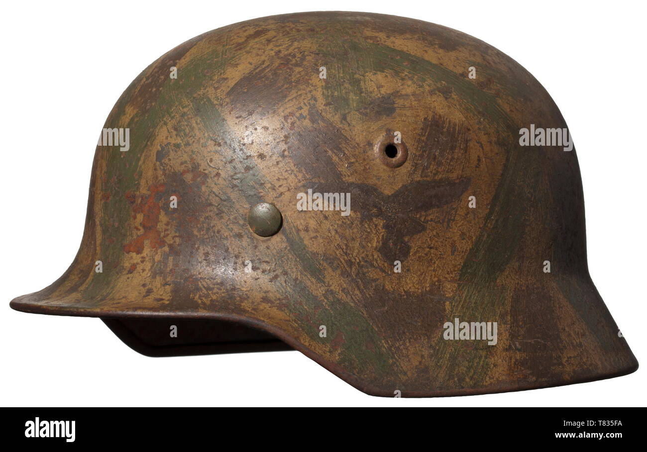 Schutzkleidung, Helme, deutschen Stahlhelm M40, Luftwaffe (Air Force) Muster, mit Camouflage Farbe für Einheiten in Nordafrika oder im Mittelmeerraum, Editorial-Use - Nur Stockfoto