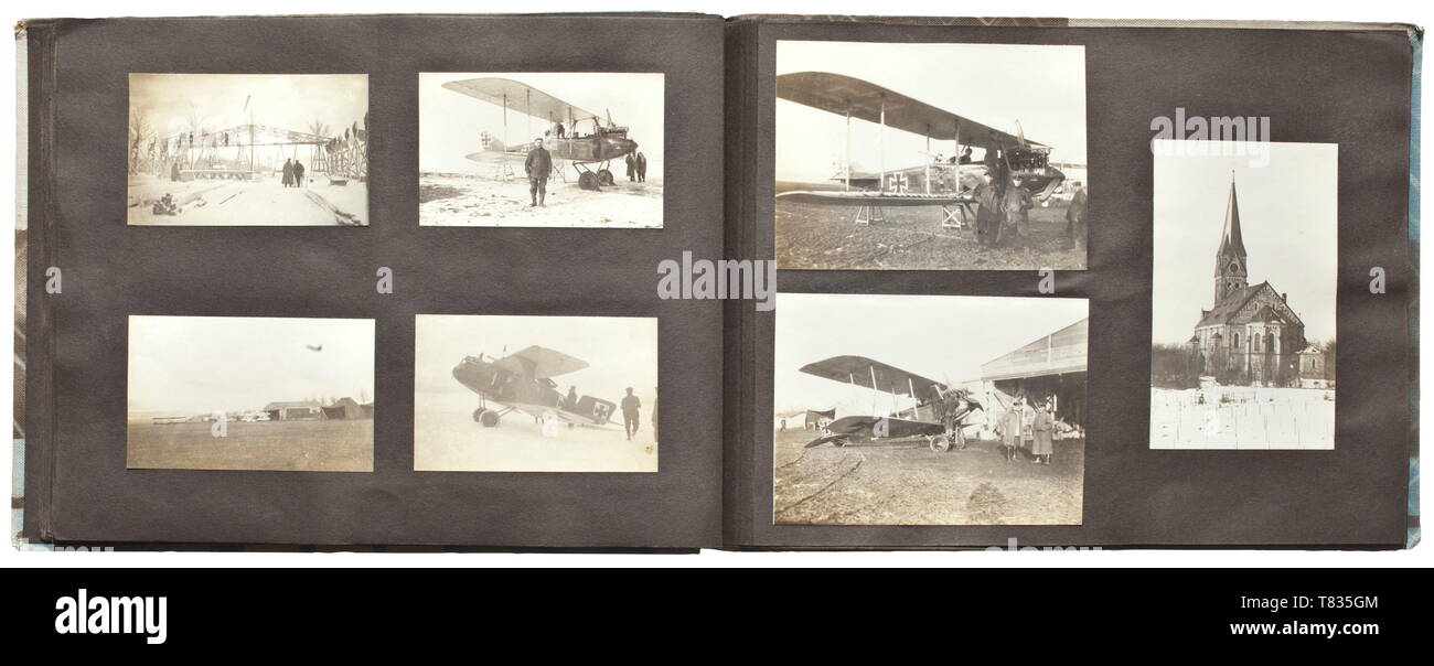 Ein Fotoalbum der Fliegende Abteilung 228 ca. 112 gute Bilder von den Deutschen Flying Corps. Doppeldecker von verschiedenen Arten, abgestürzte Flugzeuge, teilweise mit Markierungen, Porträts mit Medaillen. Die sehr seltene Foto einer Ehre Pokal für den Sieger im Luftkampf auf entsprechenden Holz- basis. Das Bild beschriftet (tr) "Ehre Award für Air Sieg gegen feindliche Flugzeuge" auf der Rückseite, Format ca. 4,5 x 8 cm. Luftaufnahmen von militärischen Einrichtungen, Flugzeuge, Luftschiffe, Städte. Gute Fotos von technischen Details und Piloten in verschiedenen Formaten. Größe des Album 27 x 19 cm. Selten. historischen,, Editorial-Use - Nur Stockfoto