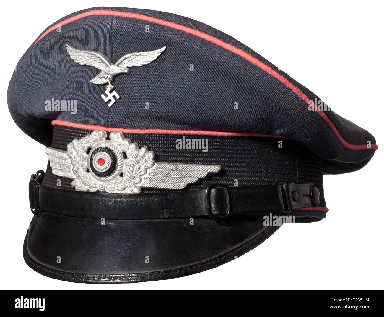 Eine Schirmmütze für Soldaten und Unteroffiziere des Technischen Dienstes der Luftwaffe blau gabardine mit schwarzem Mohair Gap Band und pink Piping, Aluminium Insignia, schwarz Lack Leder Armband. Gold-gelbe Seide Liner, Aufdruck in rot auf dem Label "BAMÜFA Stirndruckfrei'. Beige Leder Schweißband. Ein sehr seltenes Schirmmütze. historischen, geschichtlichen, Luftwaffe, Zweig, Zweige, bewaffneten Service, Streitkräfte, Militaria, Militär, Luftwaffe, Objekt, Objekte, Stills, Clipping, Clippings, Ausschneiden, Ausschnitten, 20. Jahrhundert, Editorial-Use - Nur Stockfoto