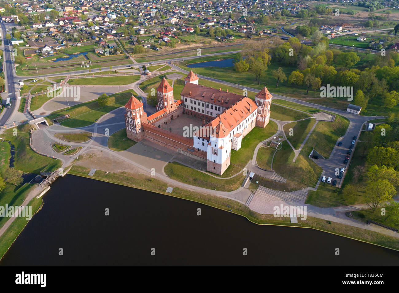 Luftaufnahme von Mir Schloss auf einem sonnigen April Morgen. Weißrussland Stockfoto