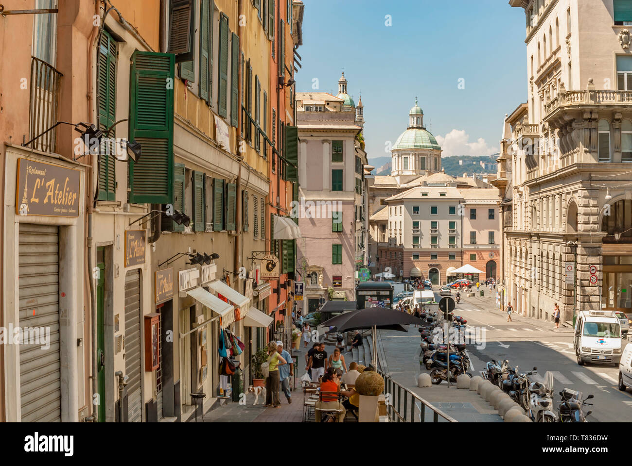 Straßen In Der Innenstadt Von Genua Stockfotos & Straßen In Der