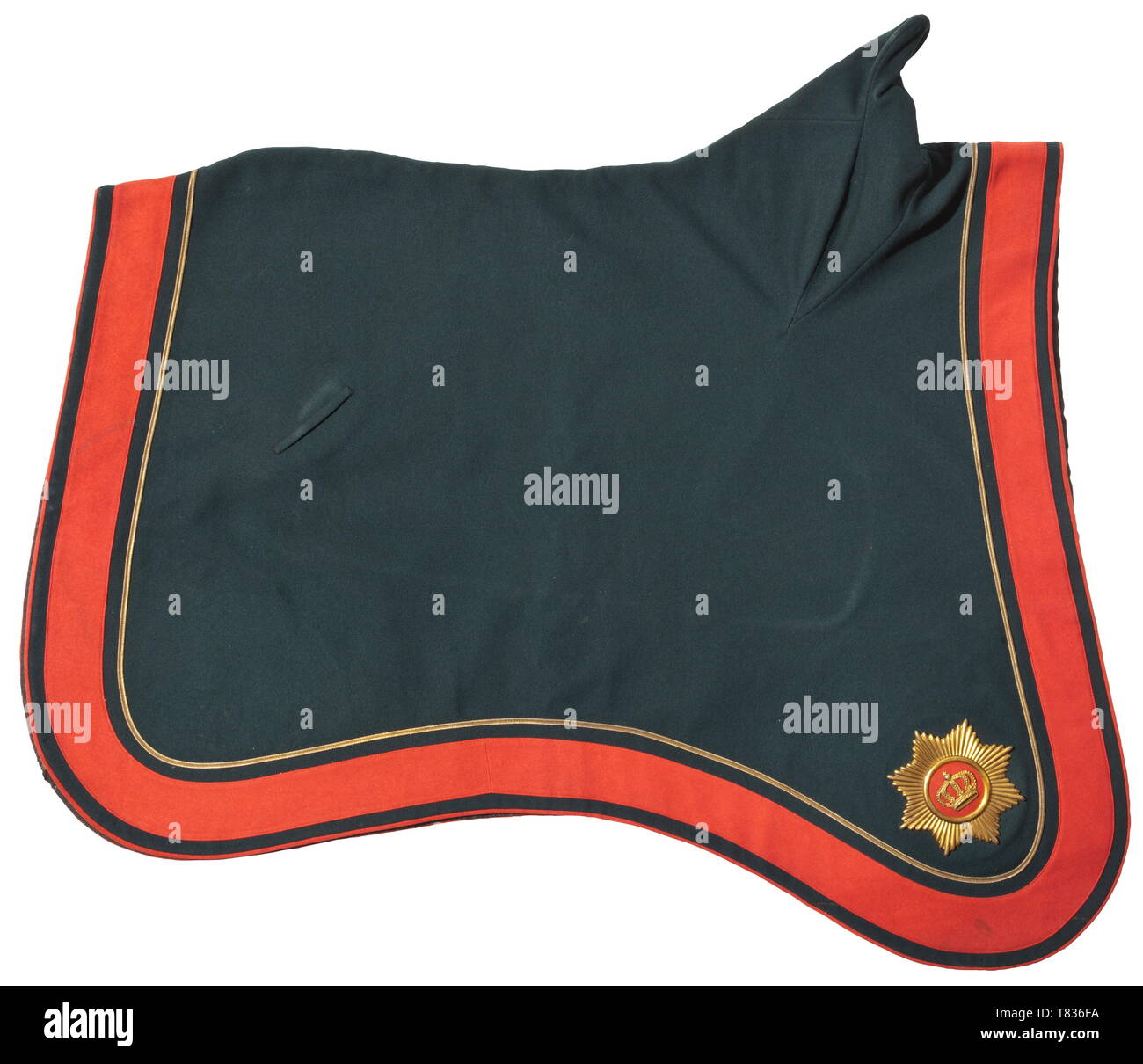 Eine Schabracke für Offiziere auf dem Feld Artillerie ca. 1900. Fein dunkelgrün Wollfilz mit einem roten Rahmen, rote Rohrleitungen getrimmt, die umliegenden gold Braid und zwei goldene Sterne. Stars aus vergoldetem Messing, Pin-befestigt Medaillons mit Kronen auf rotem Filz, acht gelöteter Ösen rund um den Perimeter für Rückwärtsfahrt auf jeder Seite, mit einem Durchmesser von je 12 cm. Die unterseite mit grober, schwarzer Baumwolle Tuch in Fischgrätmuster (minimal beschädigt, kleine alte Reparatur). Nur leichte Anzeichen von Alterung und Verschleiß. Sehr seltene Objekt in exzellentem Zustand. historischen, geschichtlichen, Sachsen, Sächsische, Additional-Rights - Clearance-Info - Not-Available Stockfoto