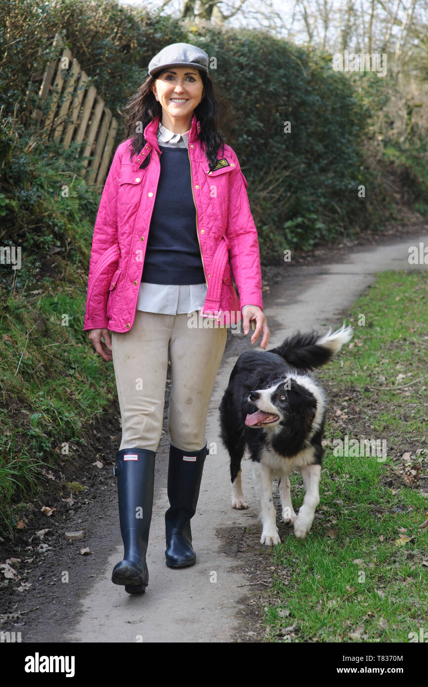 Autor Liz Jones an ihrem Haus in Brushford, Somerset. Sie begann ihre Karriere als Fashion Journalist, sondern ihre Arbeit hat in konfessionellen Schreiben erweitert. Ein ehemaliger Herausgeber von Marie Claire, sie hat auf das Personal der Sunday Times und den Evening Standard. Jones schreibt Kolumnen für die tägliche Post und die Post am Sonntag. Fotografie von Jason Bye Credit Pflichtfeld t: 07966 173 930 e: w: http://www.jasonbye.com Mail@jasonbye.com Stockfoto