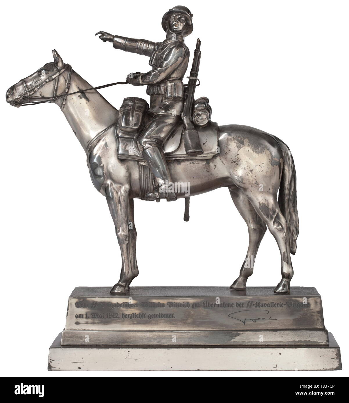 Ein Geschenk der Ehre von Hermann Fegelein (1906-1945), SS-Brigadeführer Wilhelm Bittrich (1894-1979) Reiterstandbild von Versilberten Zinkdruckguss, mit der Darstellung eines Kavallerist zu Beginn der 1930er Jahre. Die Basis ist graviert (tr) 'DEDICATED von ganzem Herzen zum SS-Brigadeführer Wilhelm Bittrich auf [seine] Übernahme der SS-Kavallerie Brigade am 1. Mai 1942. Fegelein". An diesem Punkt in der Zeit, Wilhelm Bittrich wurde im Auftrag der 8. SS Cavalry Division Florian Geyer' aus der SS-Kavallerie Brigade zu bilden. Fegelein, damals Inspektor der montiert und Verkehrsmittel in Th, Editorial-Use - Nur Stockfoto