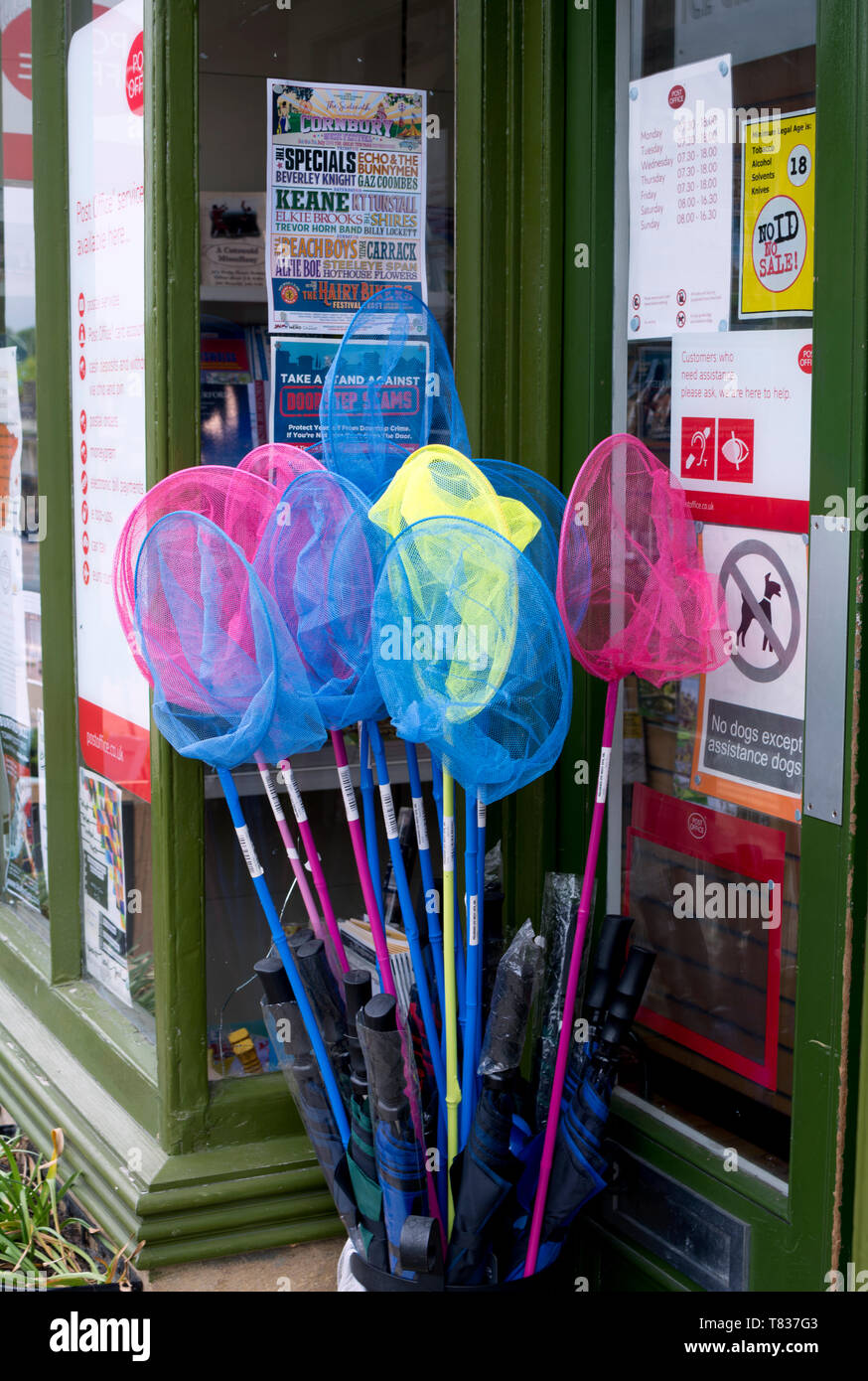 Farbige Fischernetze auf Verkauf ausserhalb eines Shop, High Street, Burford, Oxfordshire, England, Großbritannien Stockfoto