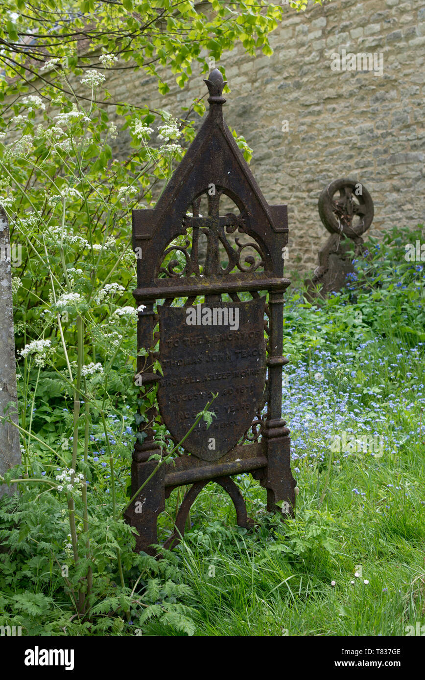 Ein Metall grave Markers in St. Johannes der Täufer Kirchhof, Witney, Oxfordshire, England, Großbritannien Stockfoto