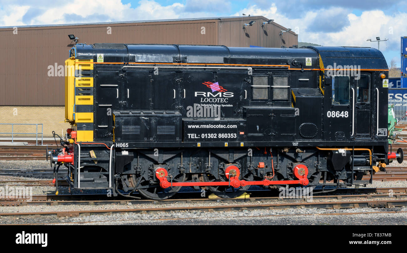 British Rail Class 08 diesel-elektrische Rangierlokomotive Nummer 08648 am Bahnhof Inverness, Inverness, Schottland, UK Stockfoto