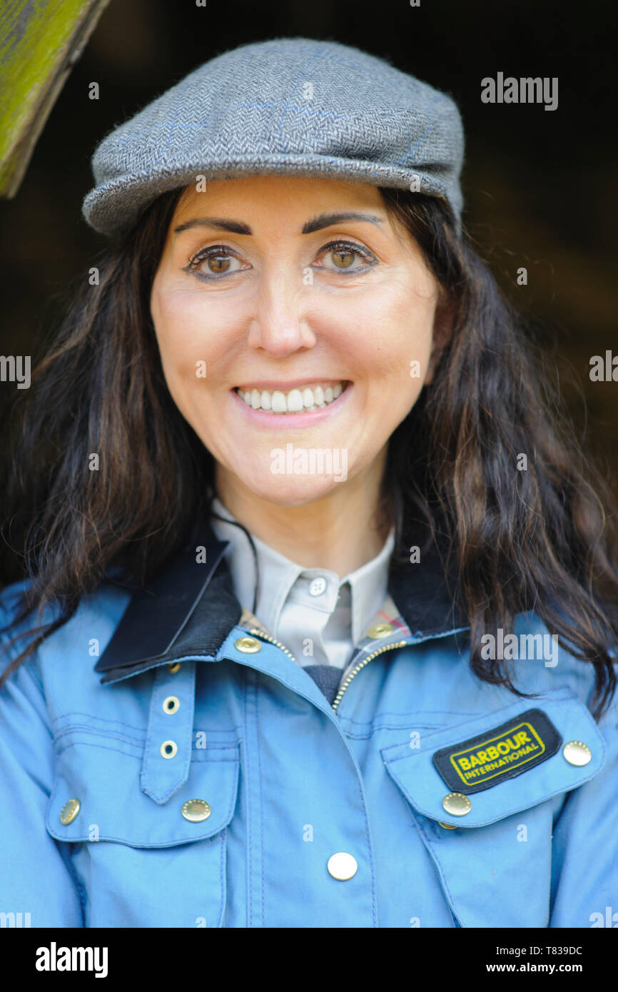 Autor Liz Jones an ihrem Haus in Brushford, Somerset. Sie begann ihre Karriere als Fashion Journalist, sondern ihre Arbeit hat in konfessionellen Schreiben erweitert. Ein ehemaliger Herausgeber von Marie Claire, sie hat auf das Personal der Sunday Times und den Evening Standard. Jones schreibt Kolumnen für die tägliche Post und die Post am Sonntag. Fotografie von Jason Bye Credit Pflichtfeld t: 07966 173 930 e: w: http://www.jasonbye.com Mail@jasonbye.com Stockfoto