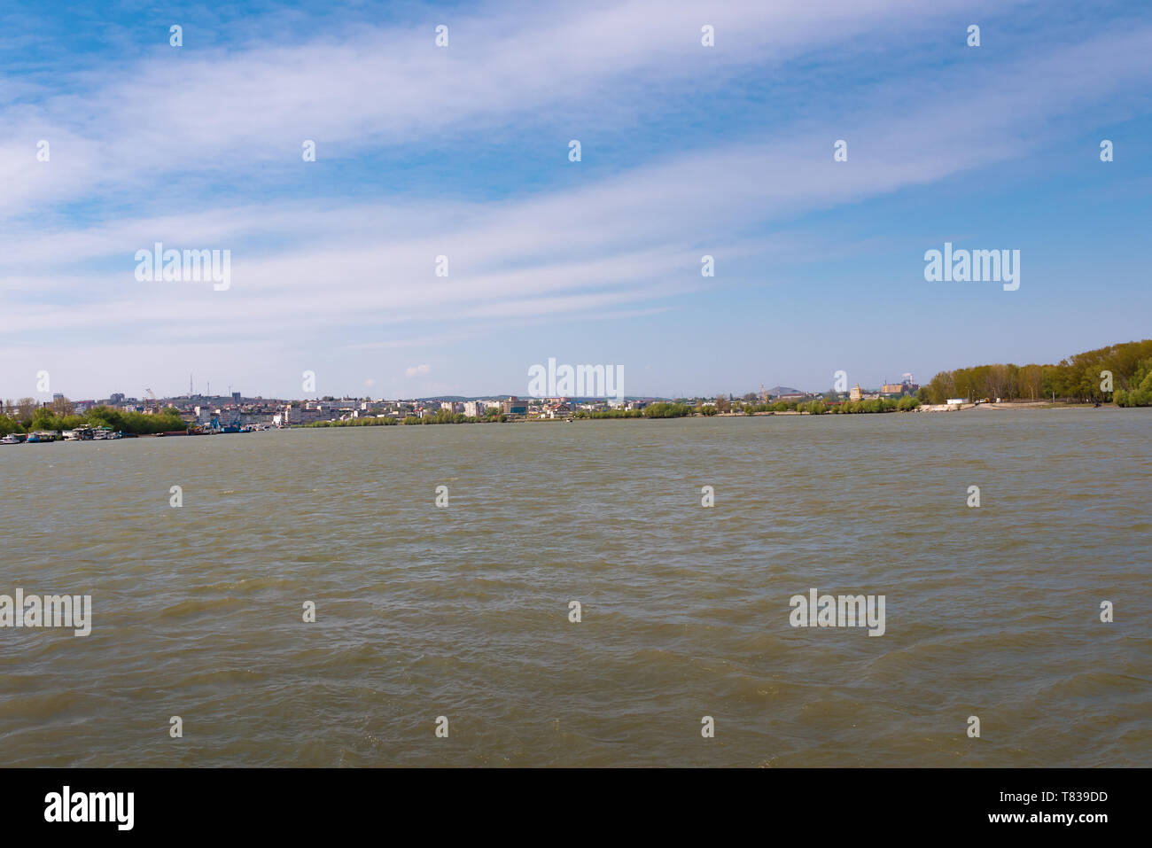 Donau in der Nähe von Tulcea, Rumänien. Hier beginnt das Biosphärenreservat Delta der Donau. Spaziergang mit einem kleinen Kreuzfahrtschiff. Stockfoto