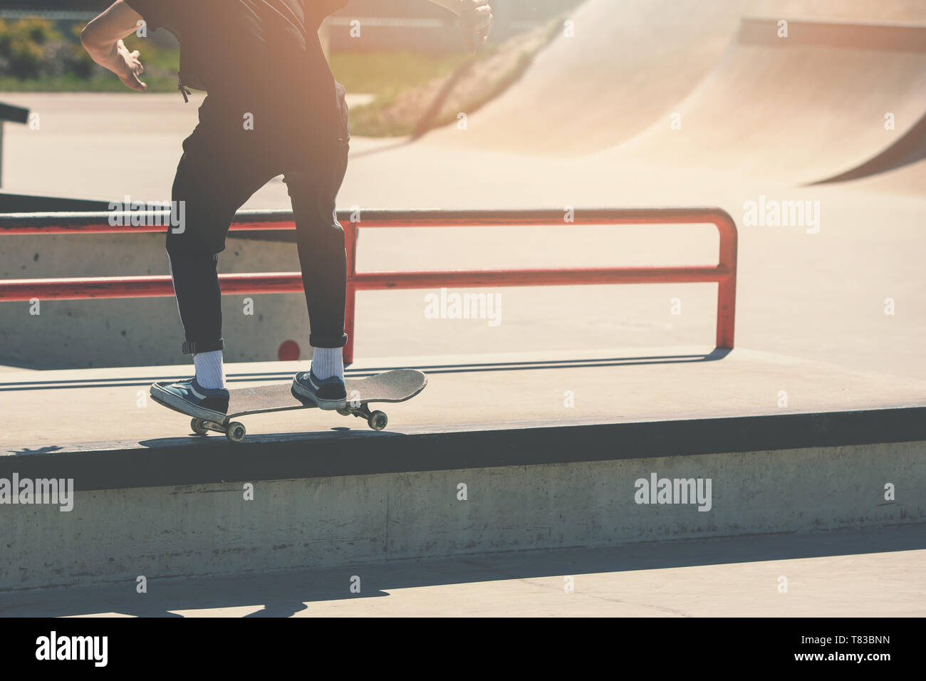 Skateboarding - Skater Boy tun Trick am Skatepark Stockfoto