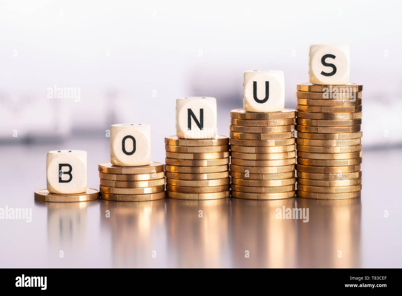 Steigende Stapel von Münzen mit dem Wort bonus Stockfoto