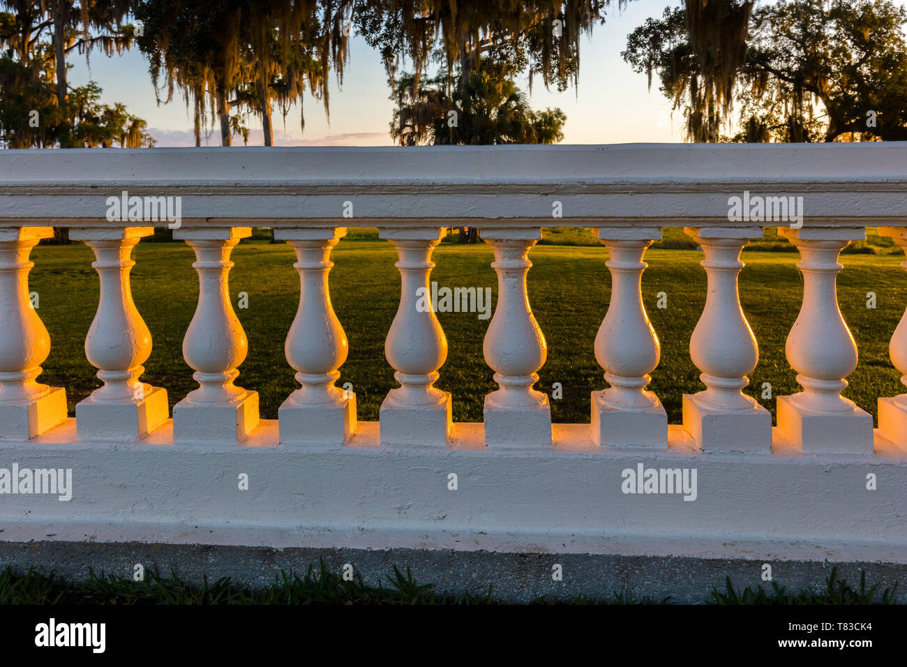 Sonnenlicht auf Wand in Kapernaum Lakeside Lodge auch Kapernaum Inn Retreat Center im Jahre 1925 in Lake Wales Polk County Floridda in den Vereinigten Staaten aufgebaut Stockfoto