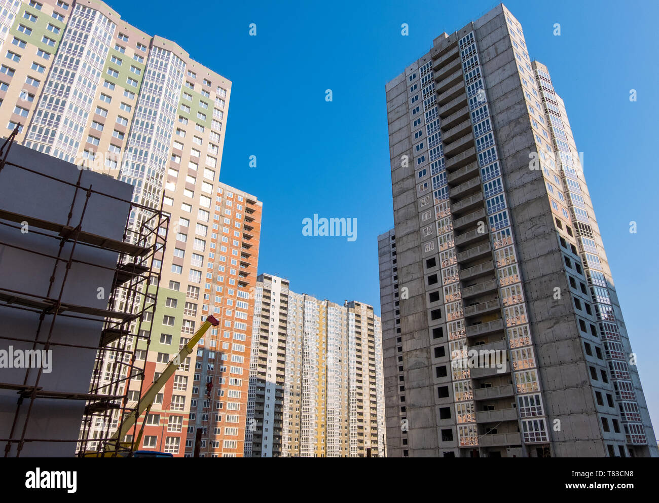 Kiew, Ukraine - April 06, 2019: Neue Gebäude auf Darnitskiy Poznyaki Wohngebiet im Bezirk von Kiew, Ukraine Stockfoto