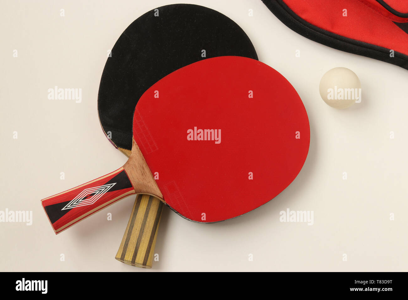 Rote Und Schwarze Schlager Fur Tischtennis Spielen Auf Einem Weissen Hintergrund Ansicht Von Oben Sport Konzept Stockfotografie Alamy