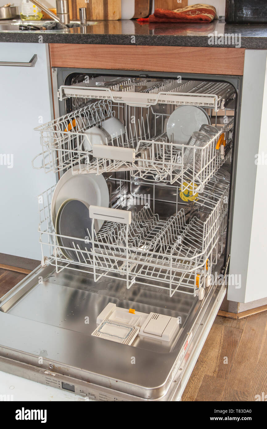 Offenen Geschirrspüler mit ein paar Artikel in Küche Stockfoto