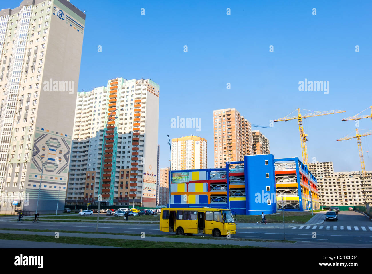 Kiew, Ukraine - April 06, 2019: Neue Gebäude und farbenfrohen Parken auf Darnitskiy Poznyaki Wohngebiet im Bezirk von Kiew, Ukraine Stockfoto