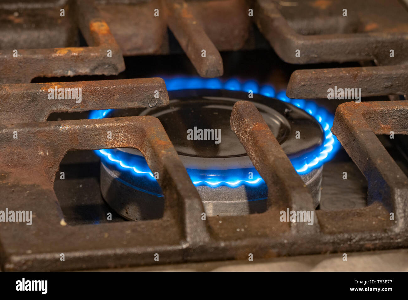 Herd mit blauer Flamme. Abbildung: Gasverbrauch. Krise und Zinserhöhung in Argentinien Stockfoto