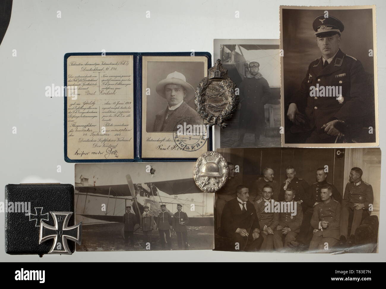 Der Nachlass von Paul Roitsch - Bereich Luftfahrt Abteilungen 35 und 45 Eine umfangreiche Gruppierung eines Piloten, der bereits zertifiziert wurde Eindecker im September 1913 zu fliegen. Pilot Anmeldeinformationen mit Foto, den Pilotenschein Nr. '541' aus dem Deutschen Aeronautical Association Berlin (DLV), Blau Leder mit gold Inschrift. Auch, ein Militärpilot Abzeichen von Hohl- und gestanzte Blech mit versilberung und alter Patina, eine Wunde, die Abzeichen in Silber (Anhang Stift ersetzt), eine patriotische Finger Ring mit einer Darstellung der Abzeichen des Piloten, stark beanspruchter und ein Cased Eisernes Kreuz 1.Klasse von 191, Editorial-Use - Nur Stockfoto