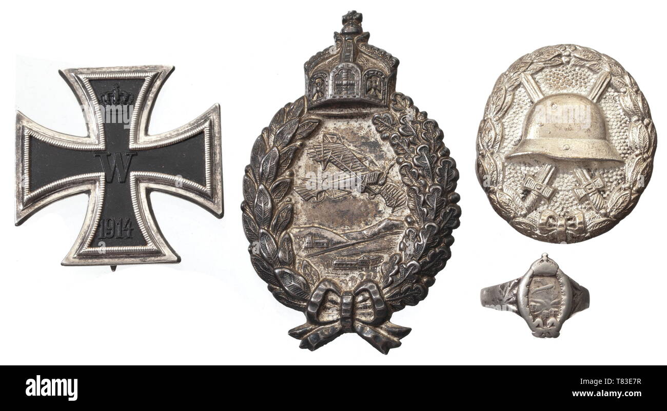 Der Nachlass von Paul Roitsch - Bereich Luftfahrt Abteilungen 35 und 45 Eine umfangreiche Gruppierung eines Piloten, der bereits zertifiziert wurde Eindecker im September 1913 zu fliegen. Pilot Anmeldeinformationen mit Foto, den Pilotenschein Nr. '541' aus dem Deutschen Aeronautical Association Berlin (DLV), Blau Leder mit gold Inschrift. Auch, ein Militärpilot Abzeichen von Hohl- und gestanzte Blech mit versilberung und alter Patina, eine Wunde, die Abzeichen in Silber (Anhang Stift ersetzt), eine patriotische Finger Ring mit einer Darstellung der Abzeichen des Piloten, stark beanspruchter und ein Cased Eisernes Kreuz 1.Klasse von 191, Editorial-Use - Nur Stockfoto