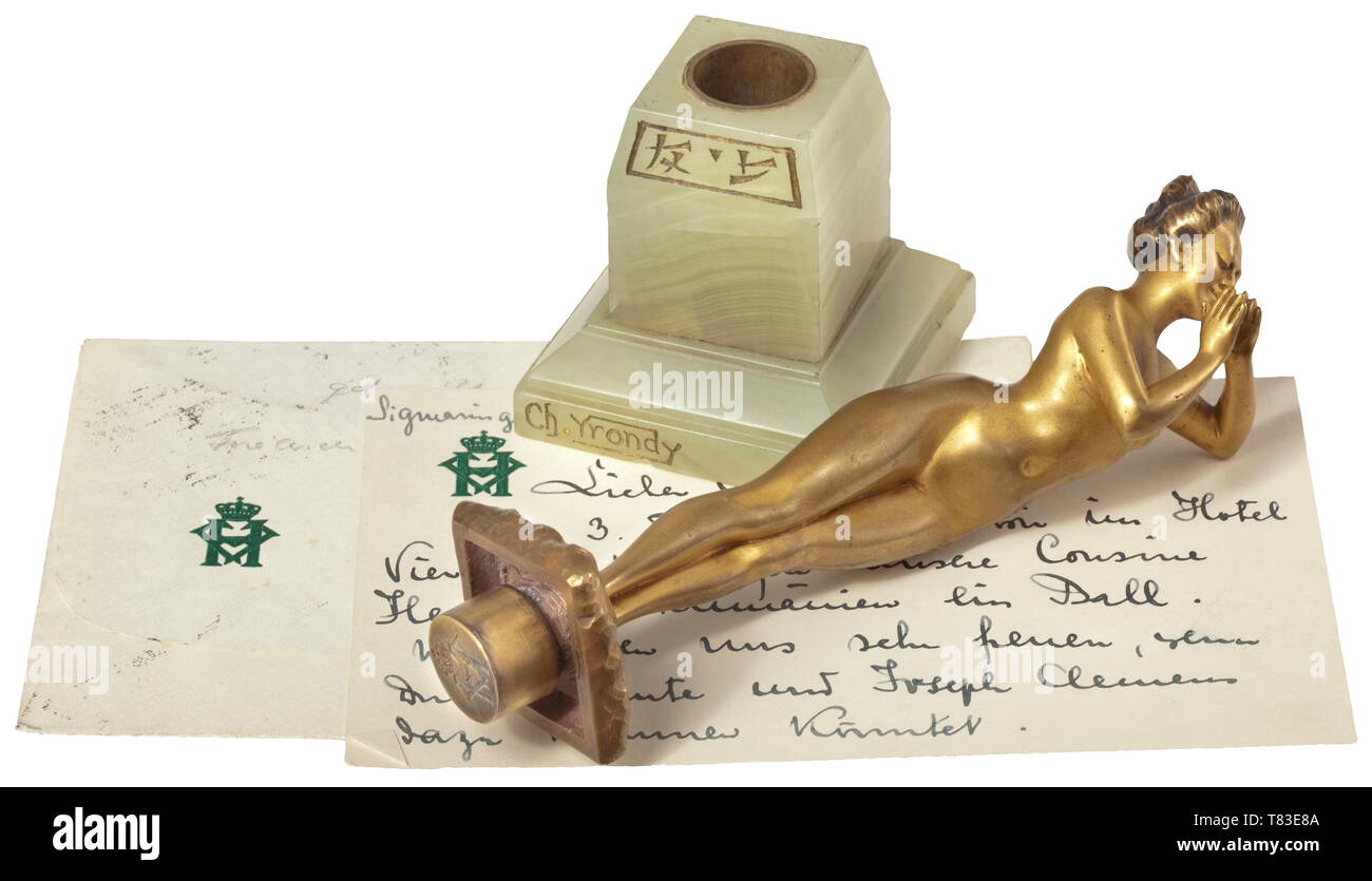 Friedrich Viktor Prinz von Hohenzollern-Sigmaringen (1891-1965) - eine persönliche Dichtung vergoldeter Bronze Art Nouveau Abbildung von Ch. Yrondy, graviert gekrönte Monogramm "FH" unter dem Sockel, auf der Seite Manufaktur Inschrift "Jollet & Cie - Bronzen - Paris, auf grünem Marmor Sockel mit Aussparung für die Dichtung, graviert Japanische Zeichen und der Signatur des Künstlers "Ch. Yrondy'. Höhe mit Sockel 22 cm. Mit einem signierten (die Unterschrift kaum lesbaren) Foto des Prinzen von 1960 und einen handgeschriebenen Brief an Prinz Alfons von Bayern von 1929 mit identischen gekrönte Monogramm. Prinz Friedrich von, Editorial-Use - Nur Stockfoto