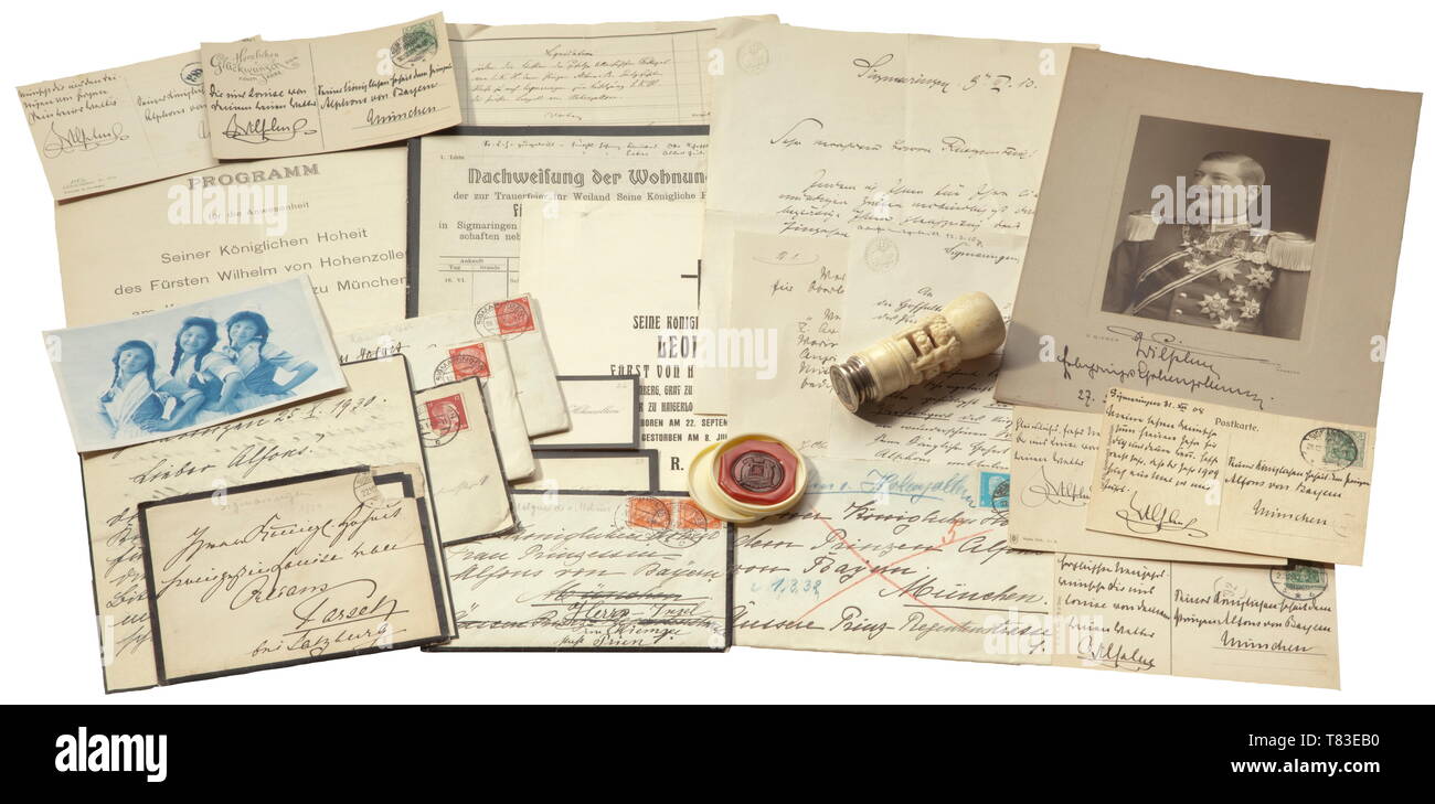 Prinzessin Stephanie von Hohenzollern-Sigmaringen (1895-1975) - eine persönliche Dichtung sehr heikle Jugendstil Elfenbein Griff mit Blumengirlanden und Putten um den Umfang. Schnitt in das Silver Seal matrix zwei Jugendstil Weibchen Holding gekrönte Monogramm der Prinzessin. Höhe 95 mm. Mit umfassenden Korrespondenz aus dem Haus Hohenzollern, darunter 6 handschriftliche congratulatory Karten, eine handschriftliche Notiz und eine unterschriebene großes Foto von Prinz Wilhelm von Hohenzollern (1864-1927), vier handgeschriebene Briefe von seiner zweiten Frau Adel, Additional-Rights - Clearance-Info - Not-Available Stockfoto