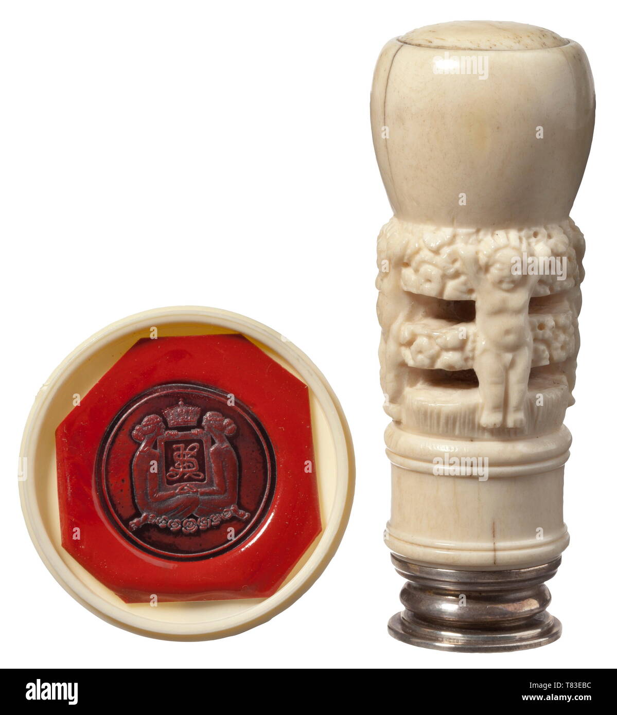 Prinzessin Stephanie von Hohenzollern-Sigmaringen (1895-1975) - eine persönliche Dichtung sehr heikle Jugendstil Elfenbein Griff mit Blumengirlanden und Putten um den Umfang. Schnitt in das Silver Seal matrix zwei Jugendstil Weibchen Holding gekrönte Monogramm der Prinzessin. Höhe 95 mm. Mit umfassenden Korrespondenz aus dem Haus Hohenzollern, darunter 6 handschriftliche congratulatory Karten, eine handschriftliche Notiz und eine unterschriebene großes Foto von Prinz Wilhelm von Hohenzollern (1864-1927), vier handgeschriebene Briefe von seiner zweiten Frau Adel, Additional-Rights - Clearance-Info - Not-Available Stockfoto