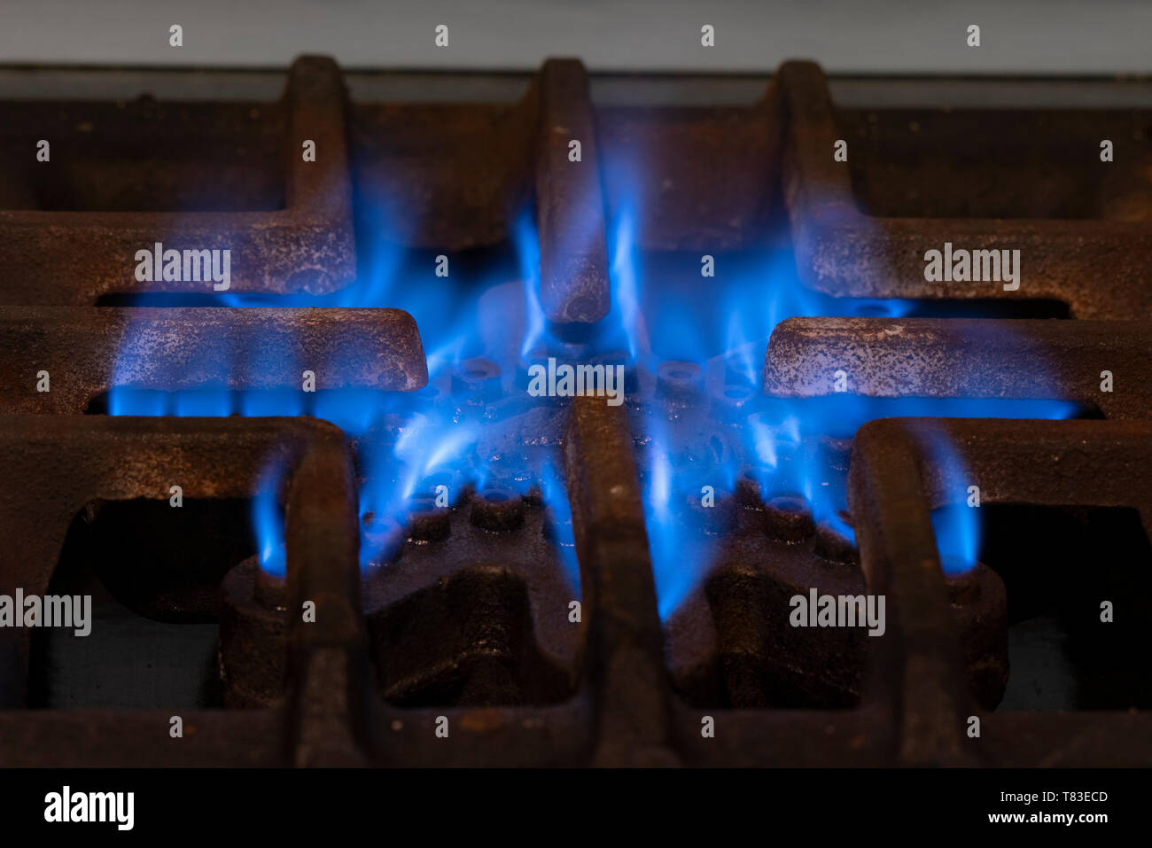 Herd mit blauer Flamme. Abbildung: Gasverbrauch. Krise und Zinserhöhung in Argentinien Stockfoto