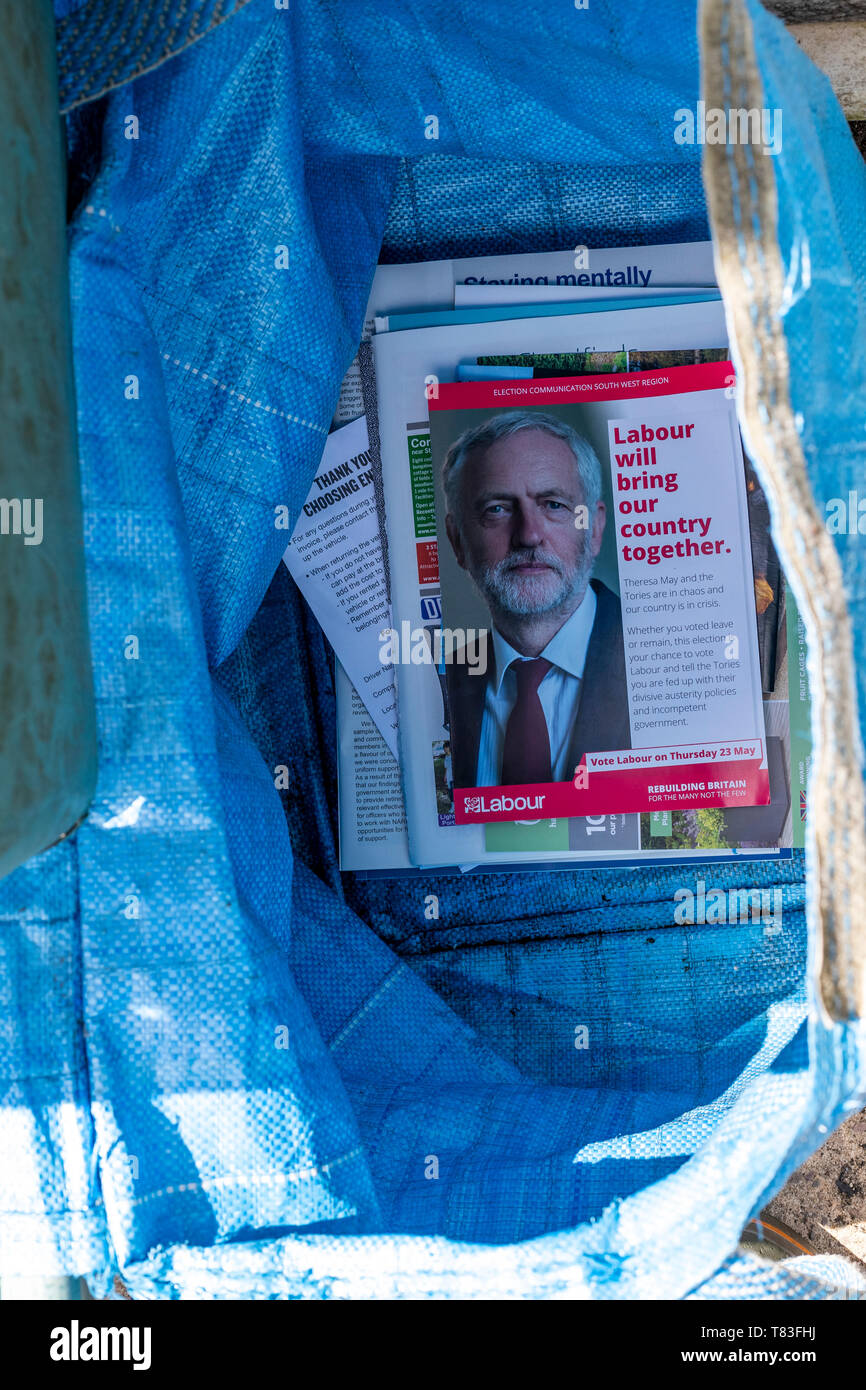 Adr-bin. Politische Flyer direkt in die inländische Recycling container. Die wichtigsten Parteien in den EU-Wahlen verlieren. Stockfoto