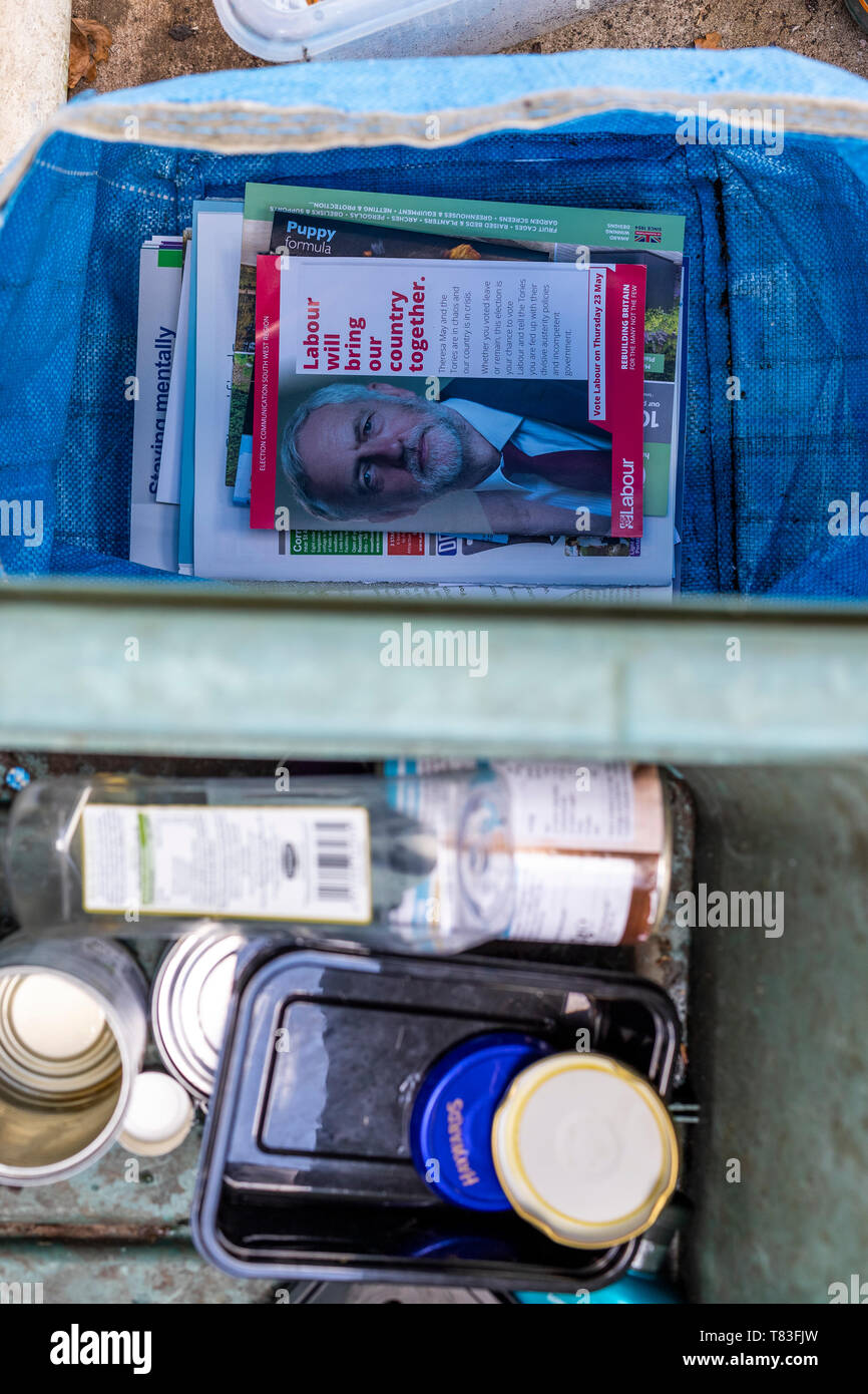 Adr-bin. Politische Flyer direkt in die inländische Recycling container. Die wichtigsten Parteien in den EU-Wahlen verlieren. Stockfoto