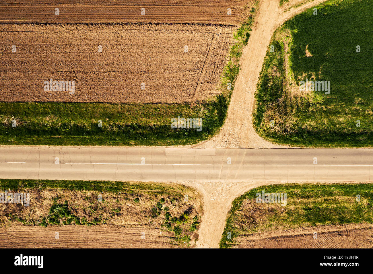 Luftaufnahme von Fahrbahn und Schmutz der Straße Kreuzung, von oben nach unten von Drone pov Stockfoto