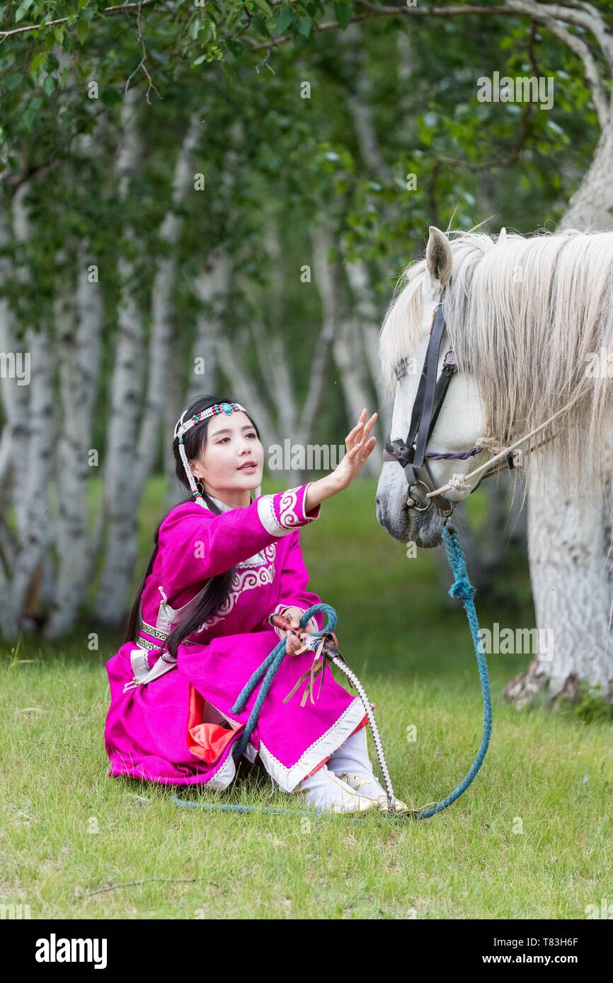 China, Innere Mongolei, Provinz Hebei, Zhangjiakou, Bashang Grasland, Modus, mongolische Frau traditionnaly mit einem Pferd gekleidet, Stockfoto