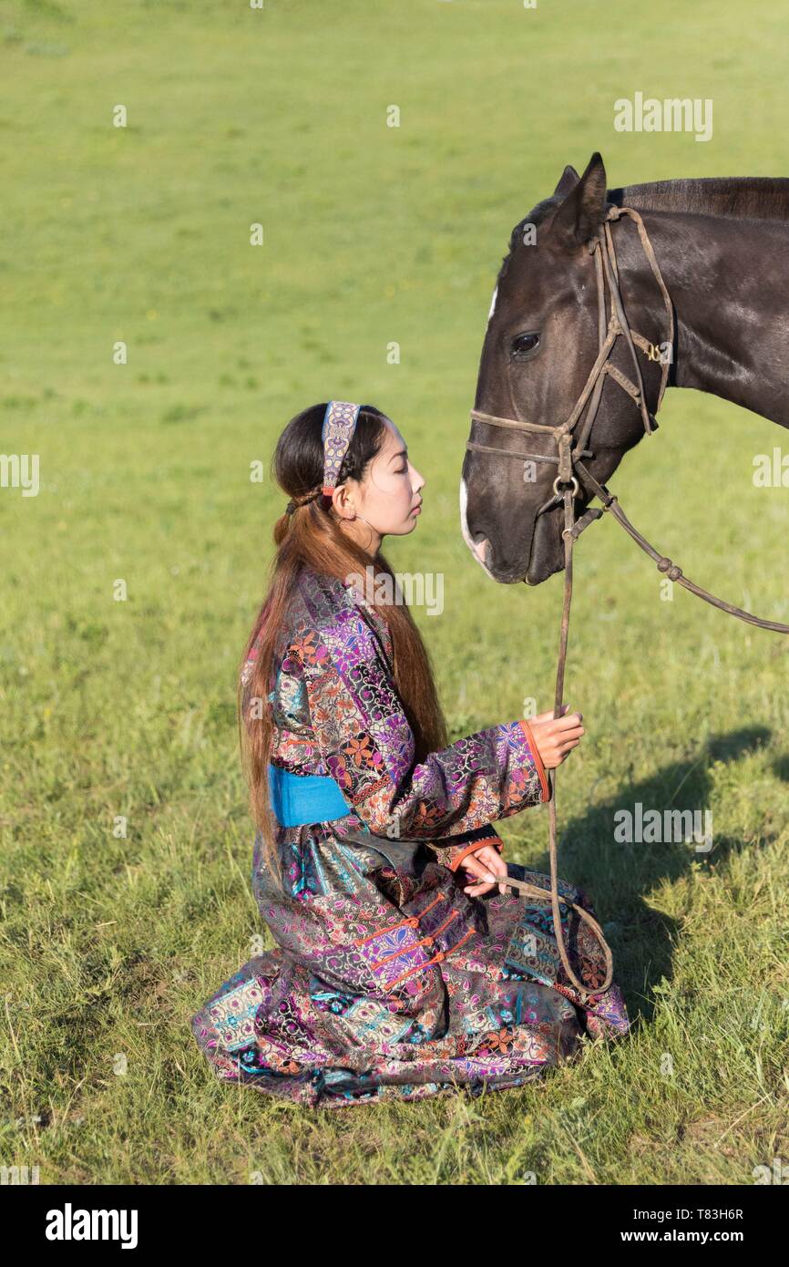 China, Innere Mongolei, Provinz Hebei, Zhangjiakou, Bashang Grünland, mongolische Frau mit ihrem Pferd Stockfoto