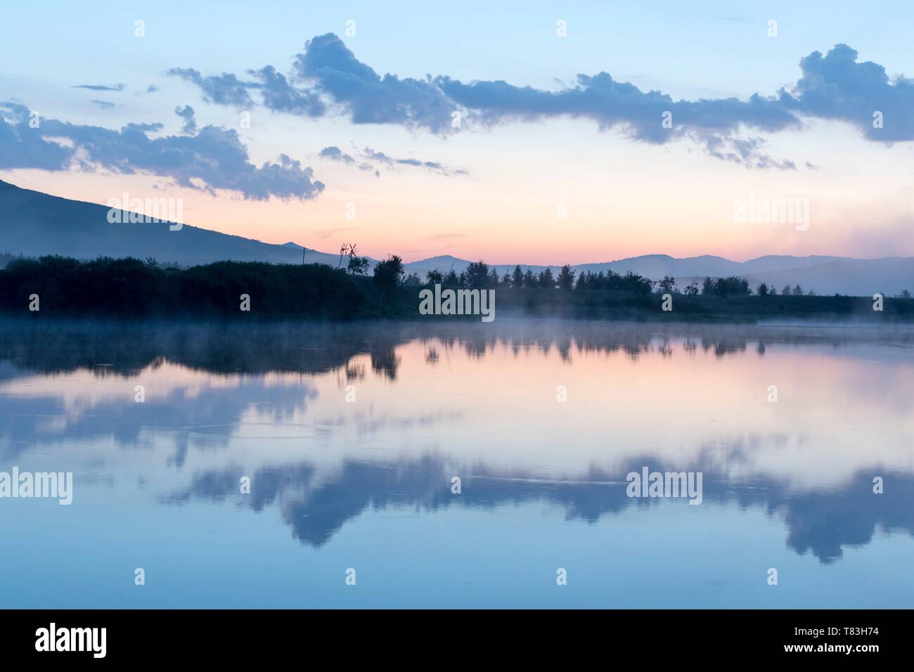 China, Innere Mongolei, Provinz Hebei, Zhangjiakou, Bashang Grasland, Colline Landschaft, See Stockfoto