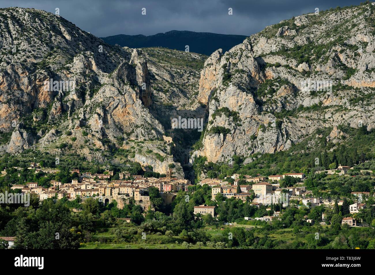 Frankreich, Alpes de Haute Provence, Parc Naturel Regional du Verdon, Dorf von Moustiers Sainte Marie, Les Plus beaux villages de France (Schönste Dörfer Frankreichs) Stockfoto