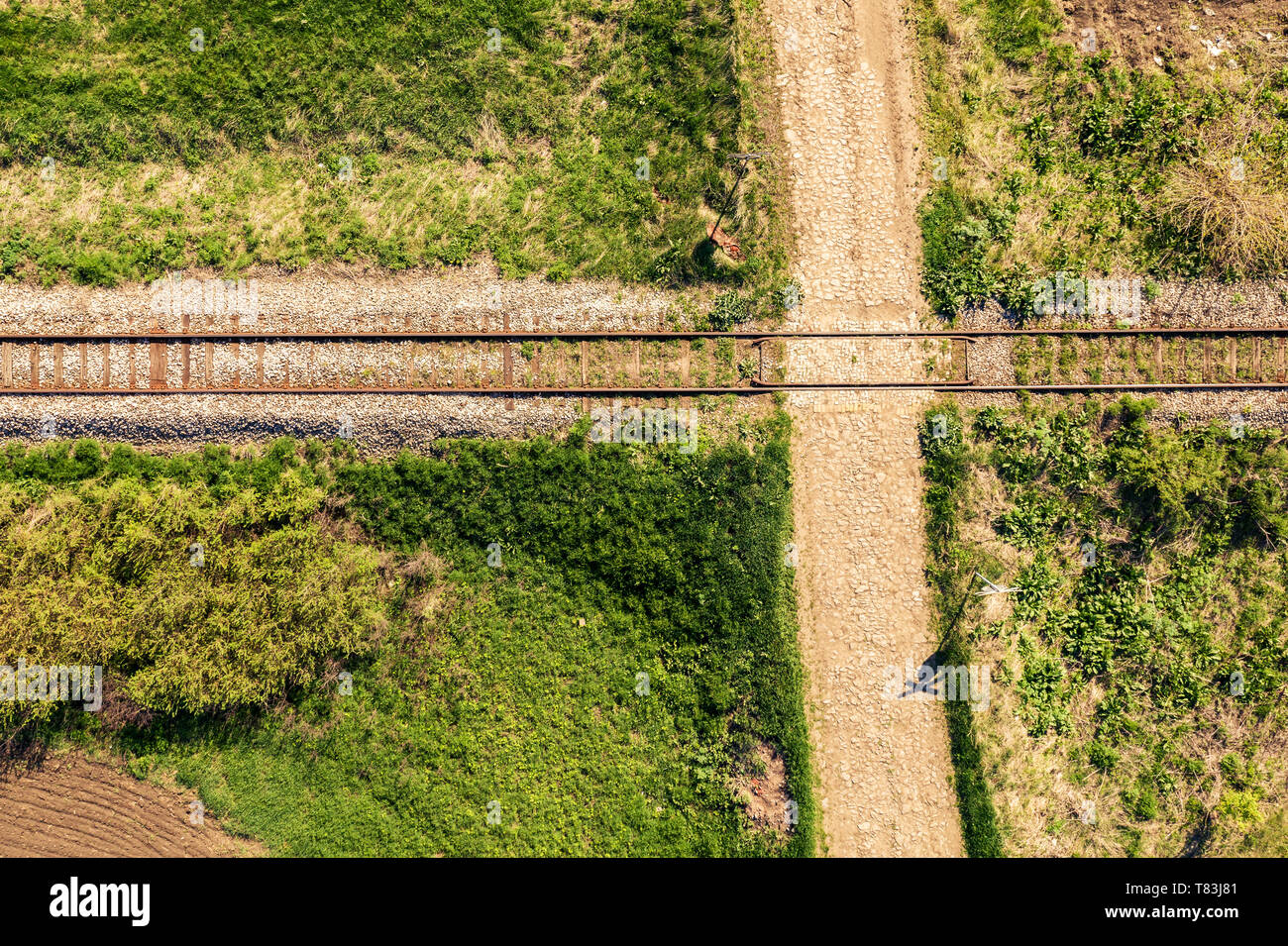 Luftaufnahme der Bahn durch die Landschaft Landschaft, top-down Perspektive von Drone pov Stockfoto