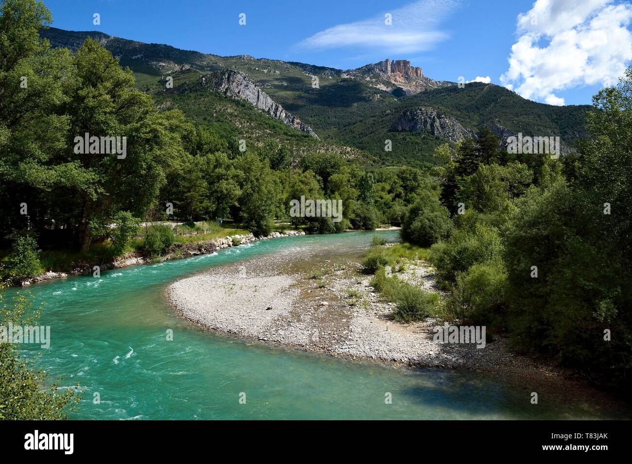 Frankreich, Alpes de Haute Provence, Parc Naturel Regional du Verdon, Chasteuil, dem Fluss Verdon macht eine Biegung, Erstellen einer Kiesgrube, während die Cadieres de Brandis sind mit Blick auf die im Hintergrund Stockfoto