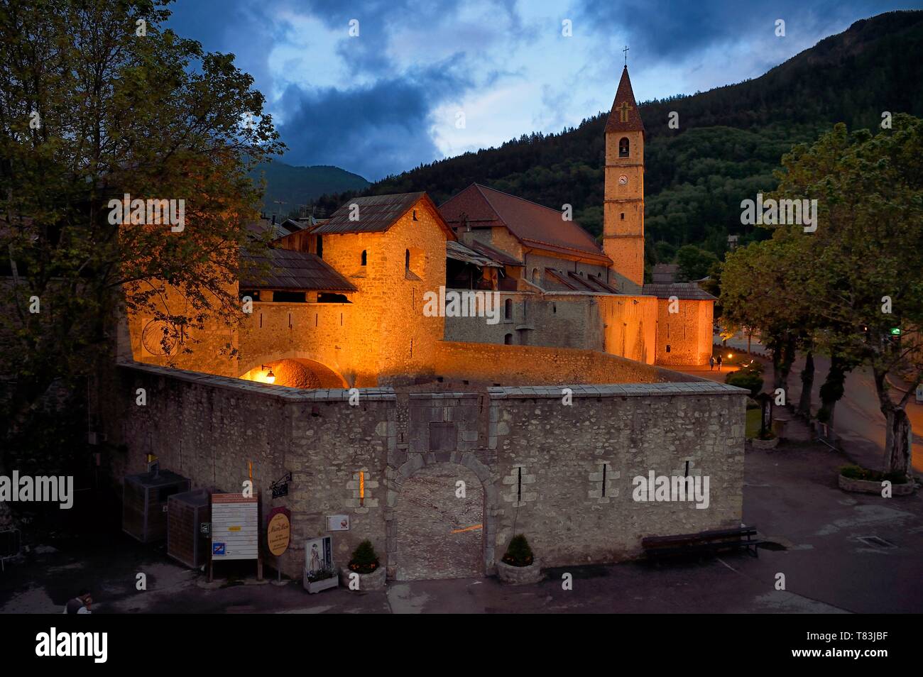 Frankreich, Alpes de Haute Provence, Parc National Du Mercantour (Nationalpark Mercantour) und Vallee du Haut Verdon, Seyne les Alpes von Vauban befestigt im späten 17. Jahrhundert, an der Wand der Porte de France und St. Martin Kirche Stockfoto