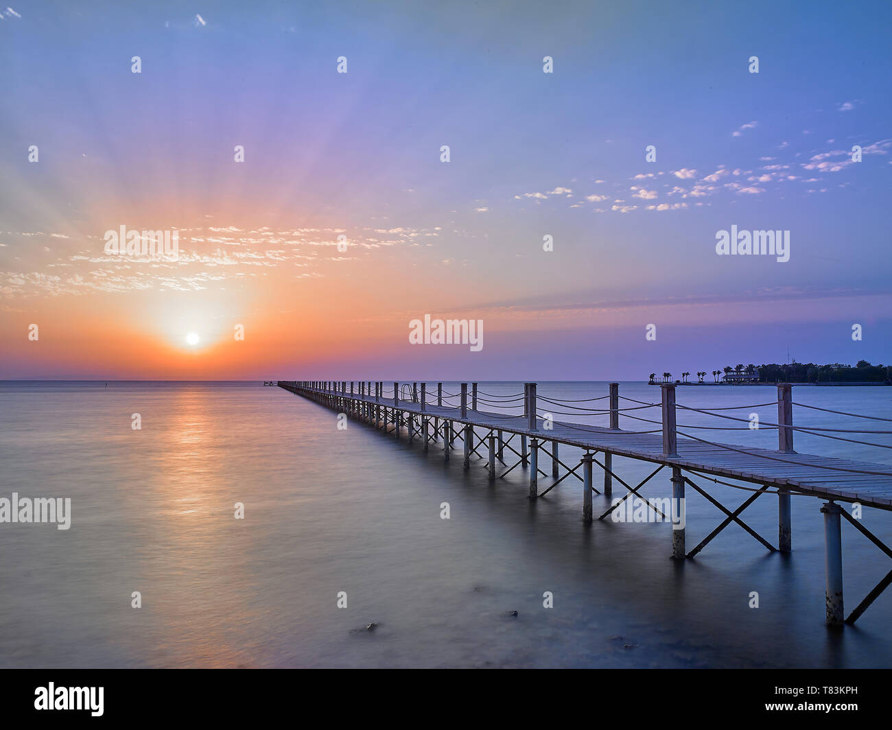 Einen schönen Sonnenaufgang am Steg am Zeytona Beach in El Gouna Ägypten Ostafrika. Stockfoto