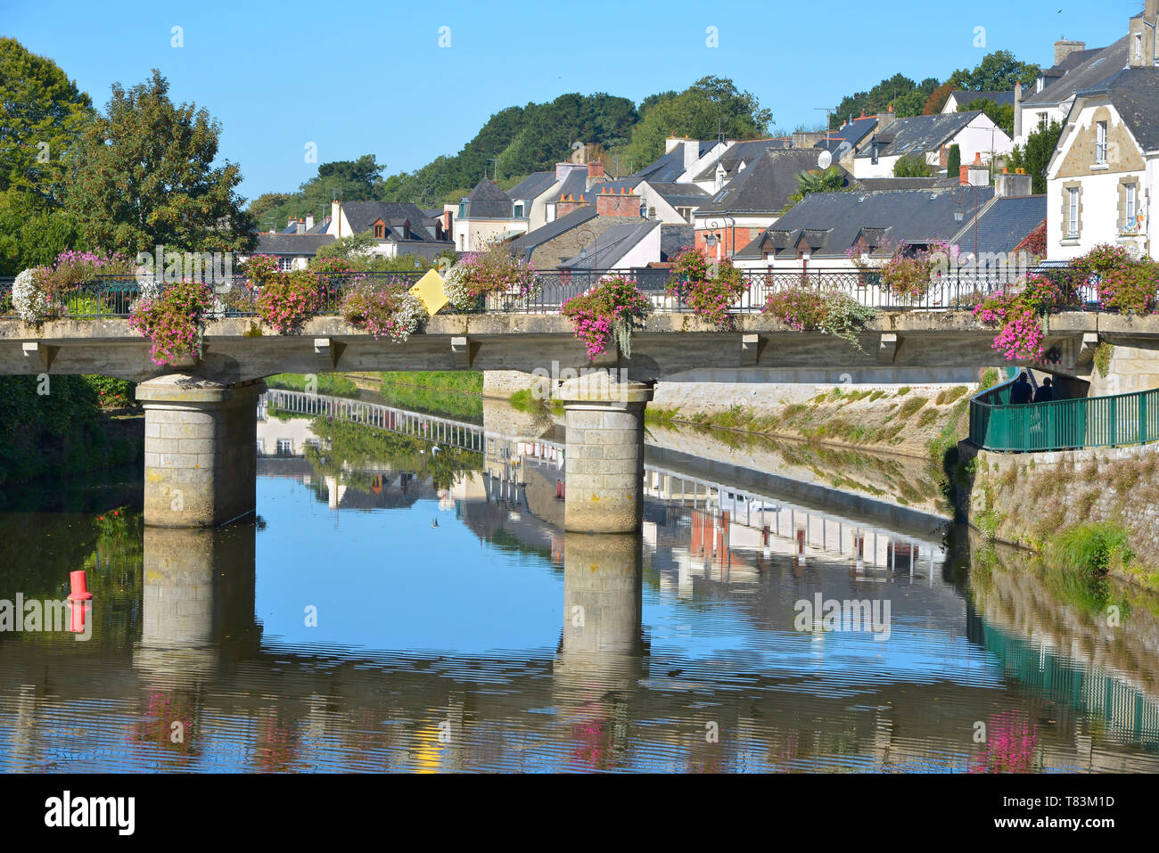 Fluss Oust, Teil des Kanals von Nantes nach Brest, und blühenden Brücke in Josselin, eine französische Gemeinde im Département Morbihan in der Region Bretagne in Frankreich Stockfoto