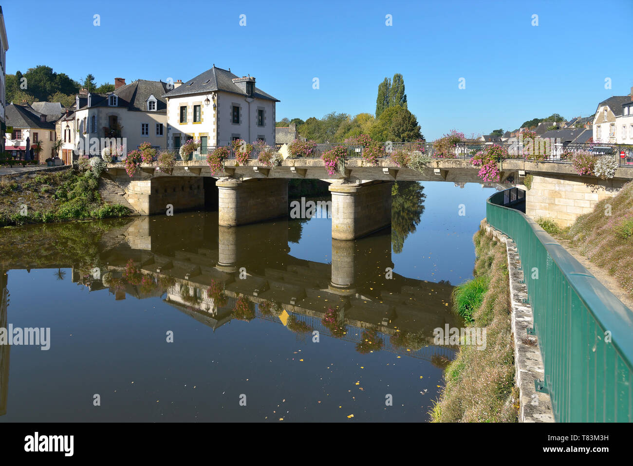 Fluss Oust, Teil des Kanals von Nantes nach Brest, und blühenden Brücke in Josselin, eine französische Gemeinde im Département Morbihan in der Region Bretagne in Frankreich Stockfoto