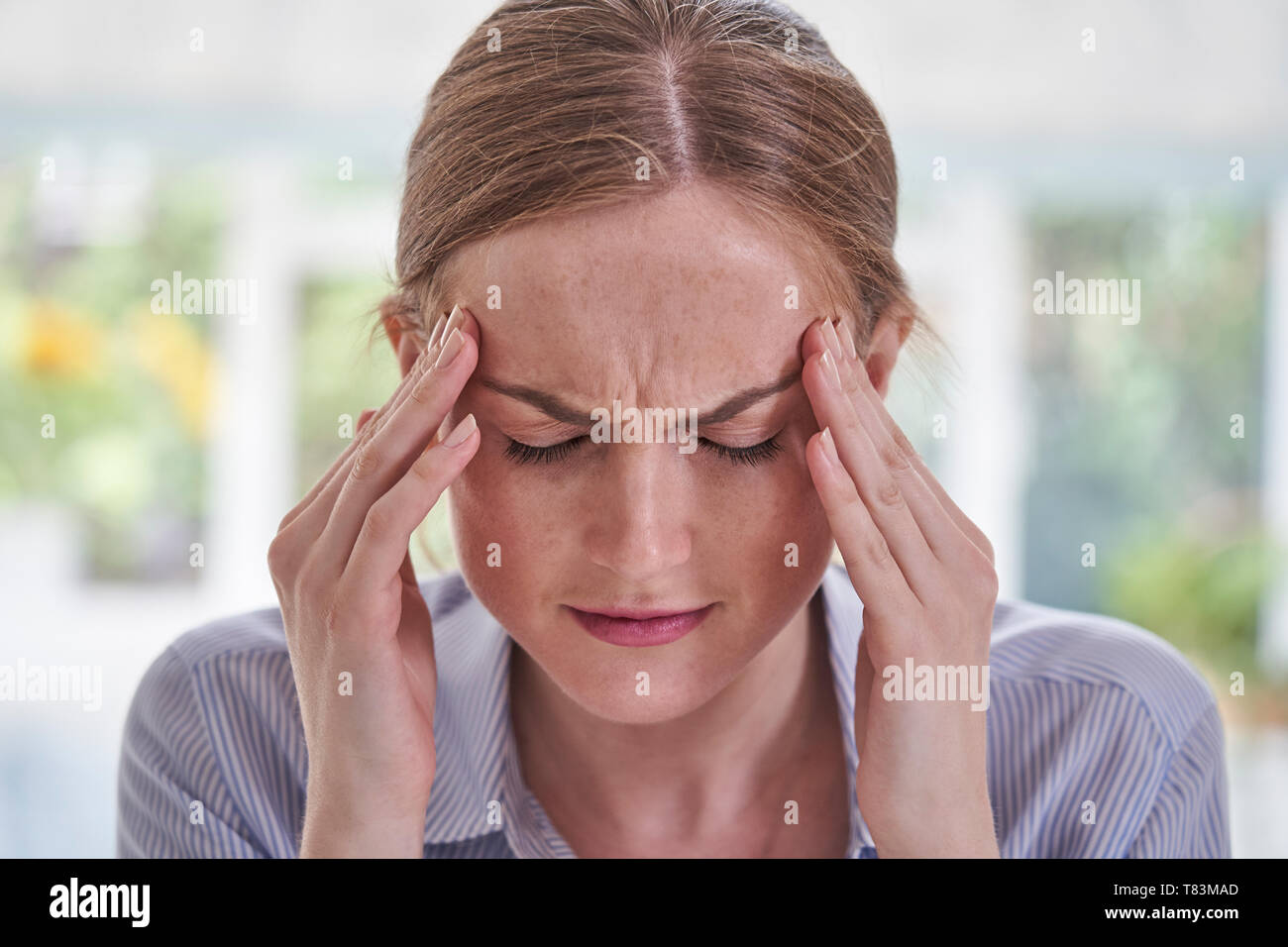 Nahaufnahme von Junge Frau Leiden mit Kopfschmerzen. Stockfoto