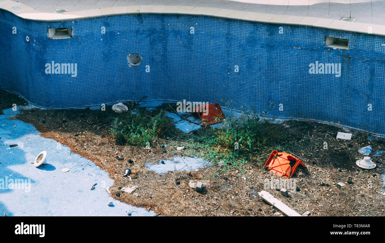 Leeren Swimmingpool mit Müll. Teil eines verlassenen Pool. Stockfoto