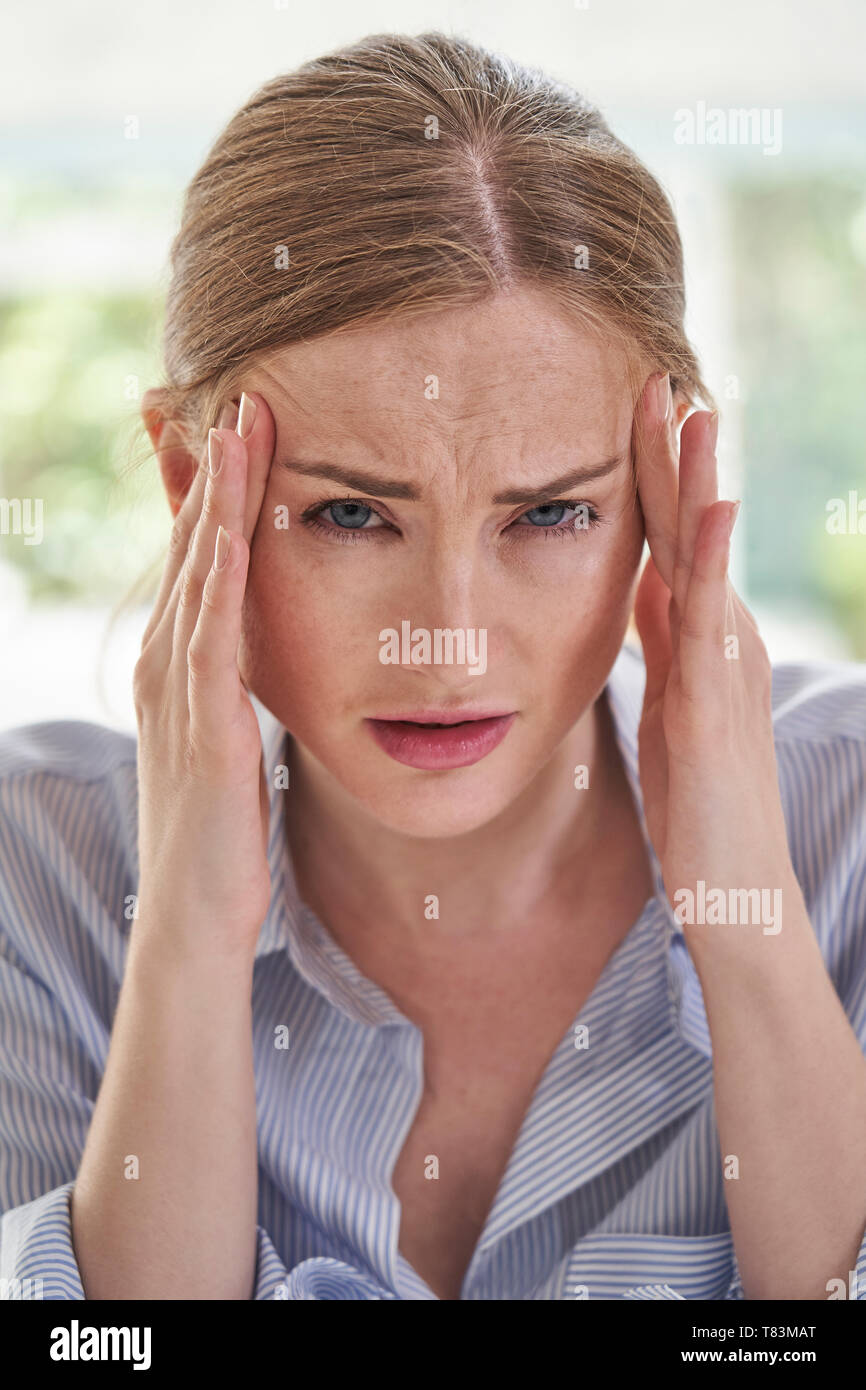 Porträt der jungen Frau Leiden mit Kopfschmerzen. Stockfoto