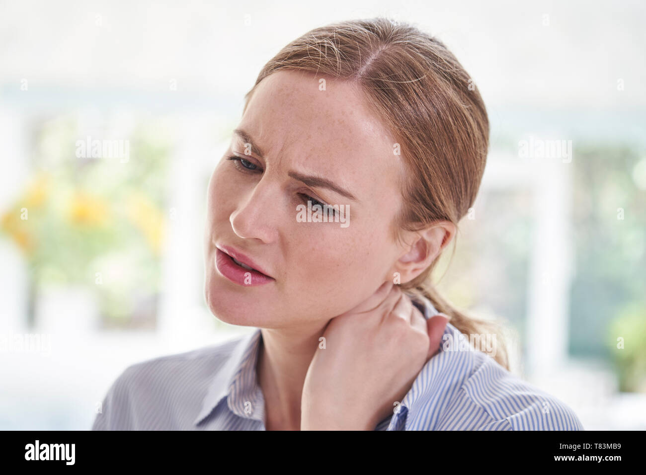 Nahaufnahme von Junge Frau Leiden mit Hals weh Stockfoto