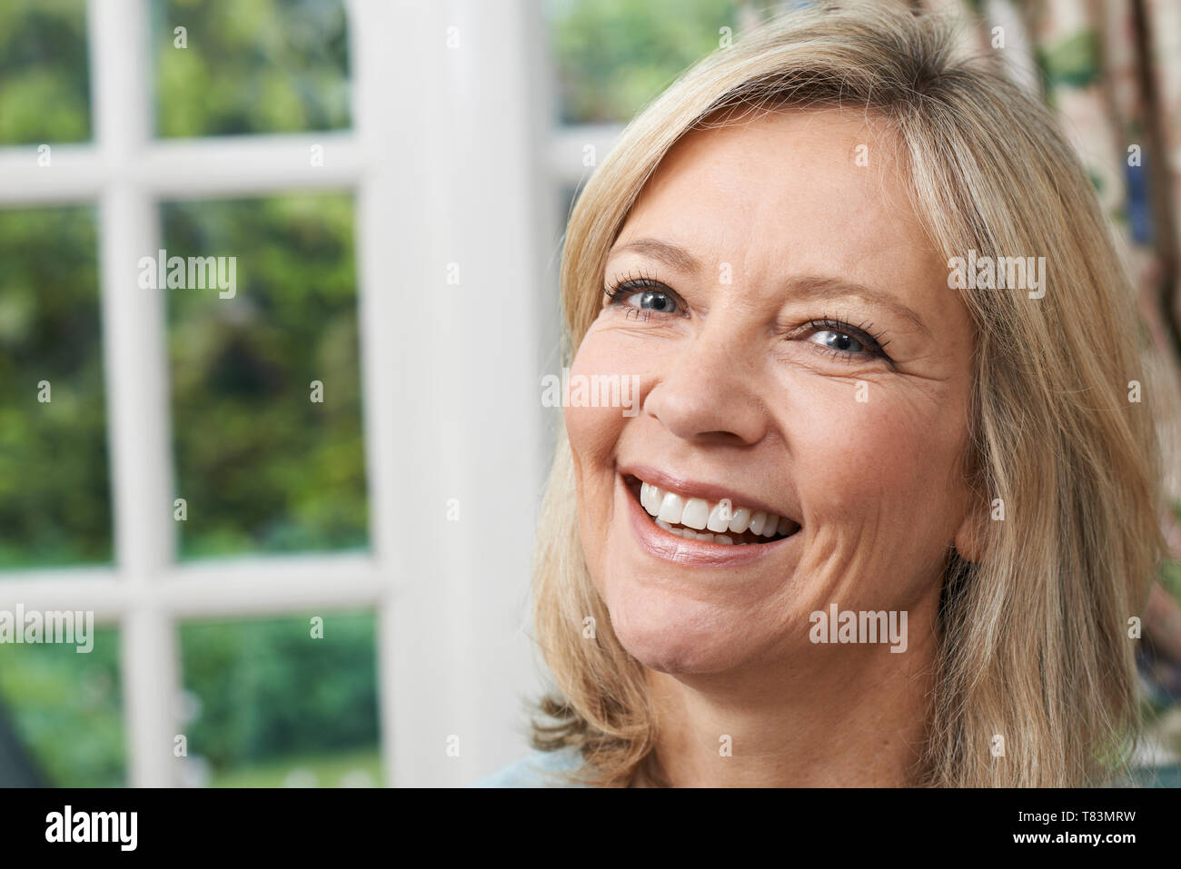 Portrait von Kopf und Schultern Portrait von lächelnden reife Frau zu Hause Stockfoto