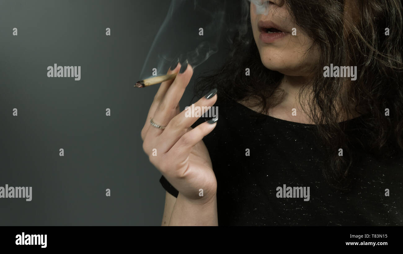 Der Jugendliche rauchen Marihuana. Close-up. Cannabis ist Medizin Stockfoto